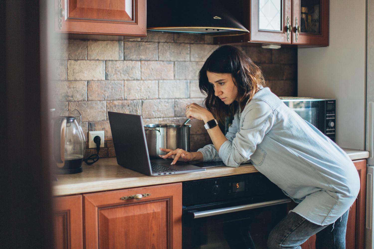 Woman researching the difference between pro rata vs per stirpes.