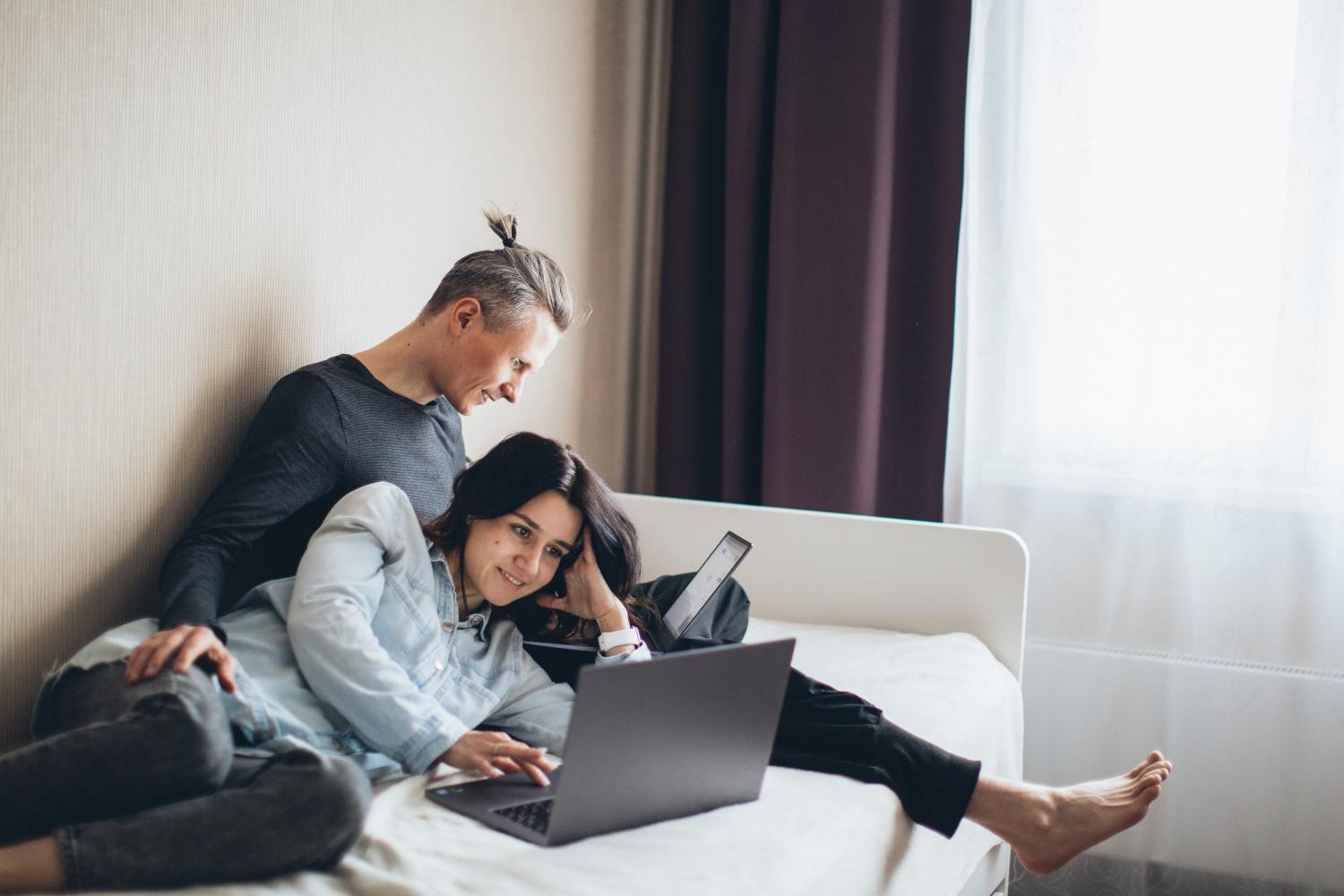 Couple on computer looking into the Walt Disney frozen body theory.