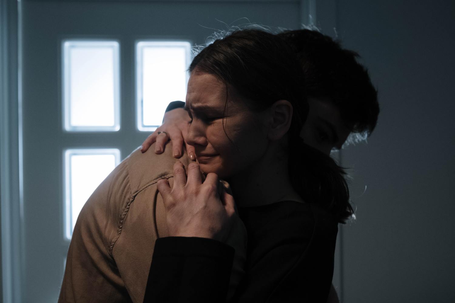 Man comforting woman after learning what to say when someone passes away.